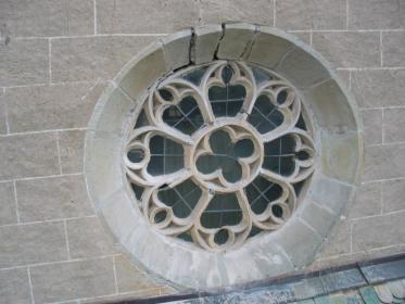 rundfenster-sandstein-vorher-finestra-gotica-prima-950