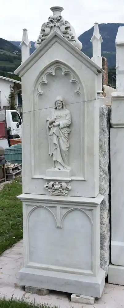 Lapide gotica con scultura di Cristo