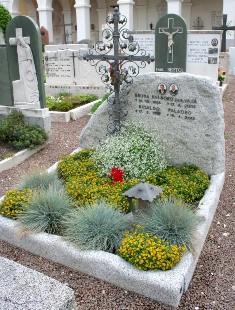 Grabstein aus einem Granit-Findling mit Kreuz aus Schmiedeeisen