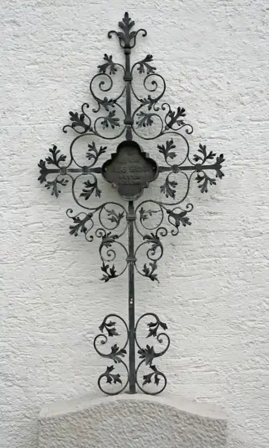 Kreuz mit Schnörkel und Blättern F 11
