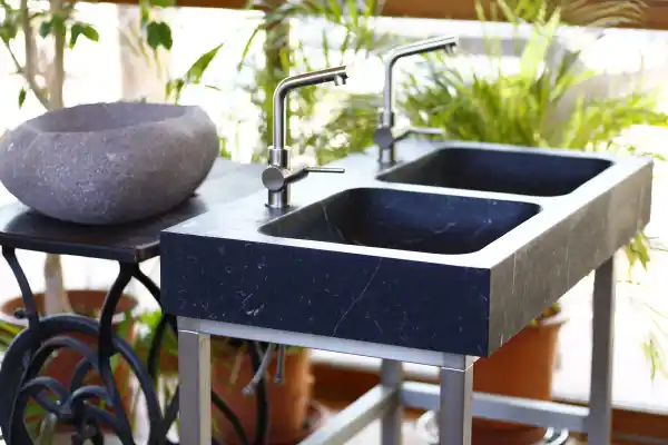 doppio lavabo rettangolare in marmo nero