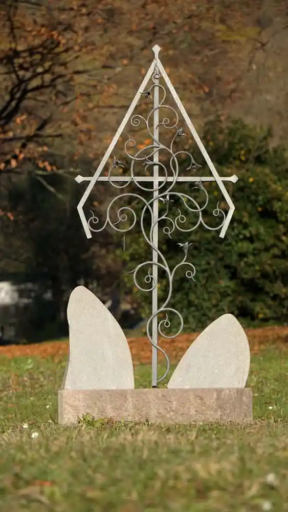 Alpha - Pietra tombale con due tavolette e una croce